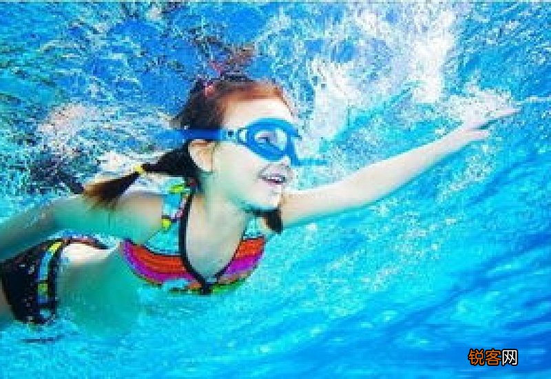 三伏天游泳会有寒气吗