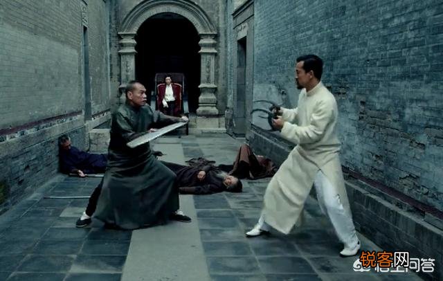 在《师傅》这部电影里,最后的高超巷战他是把那些大师都杀了吗？几下就倒下不动了？