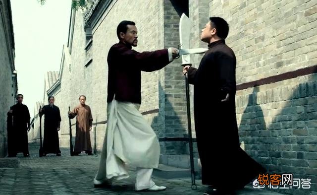 在《师傅》这部电影里,最后的高超巷战他是把那些大师都杀了吗？几下就倒下不动了？