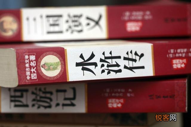 水浒英雄人物中大刀关胜可以秒杀青面兽杨志吗？