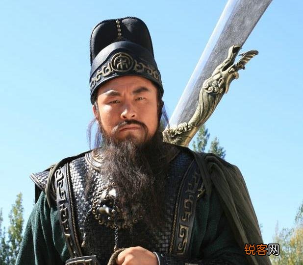 水浒英雄人物中大刀关胜可以秒杀青面兽杨志吗？