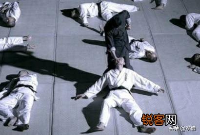 比如魏锐 100个普通人能打倒一个顶尖的搏击运功员吗？