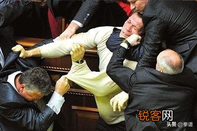 比如魏锐 100个普通人能打倒一个顶尖的搏击运功员吗？