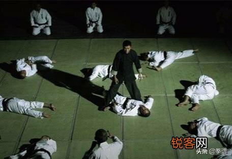 比如魏锐 100个普通人能打倒一个顶尖的搏击运功员吗？