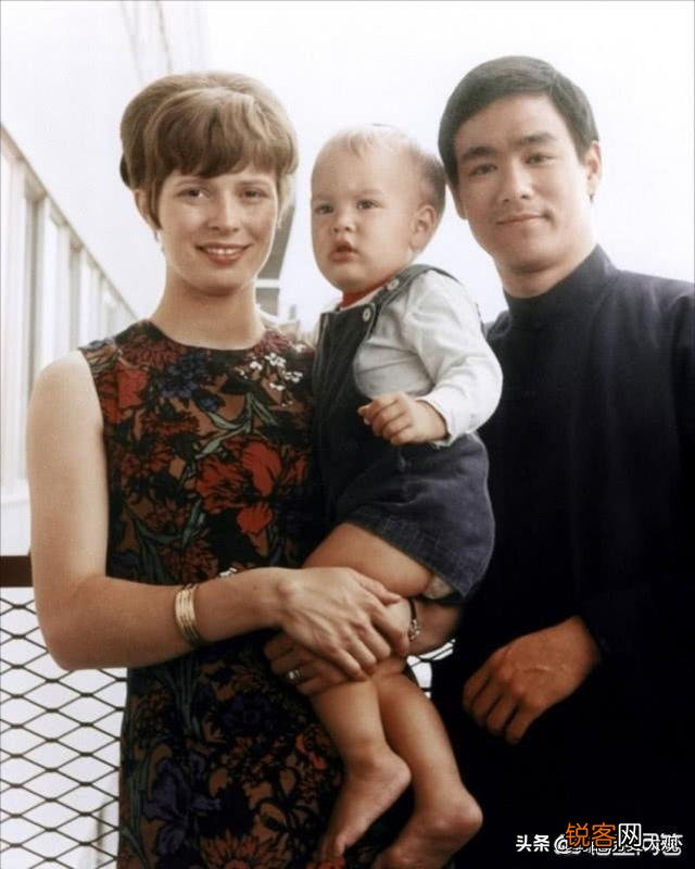李小龙去世十五年之后,他的妻子嫁给了一名作家,有什么隐情？