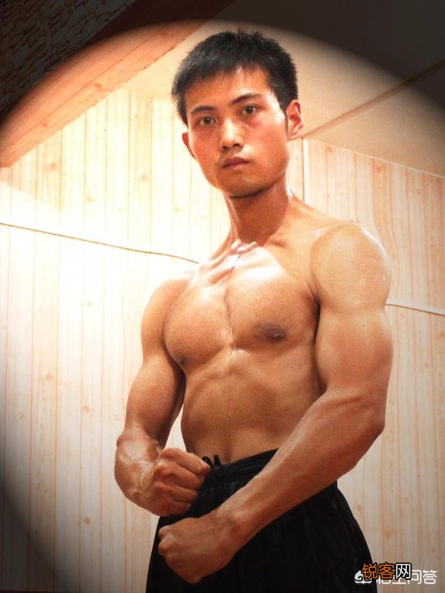 如果一个练了数十年的传统武术大师和一个练了几年的散打搏击手实战输了的话,他的心态会怎样呢？