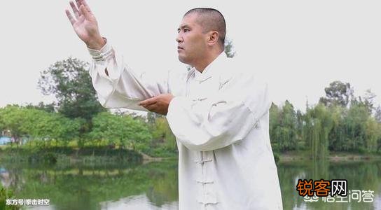 如果一个练了数十年的传统武术大师和一个练了几年的散打搏击手实战输了的话,他的心态会怎样呢？