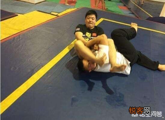 如果一个练了数十年的传统武术大师和一个练了几年的散打搏击手实战输了的话,他的心态会怎样呢？