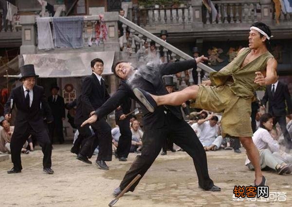 如果一个练了数十年的传统武术大师和一个练了几年的散打搏击手实战输了的话,他的心态会怎样呢？