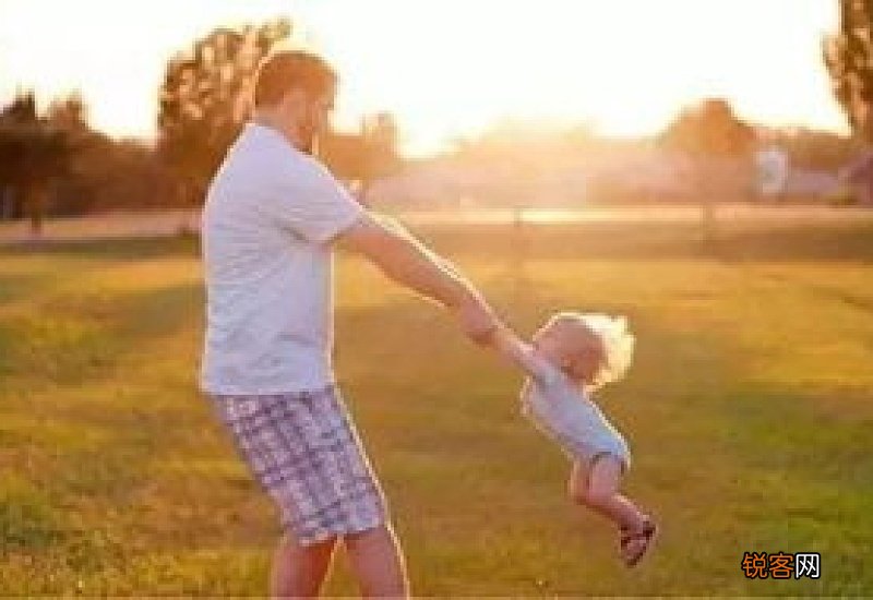 抓住手或手腕拽拉婴儿很危险