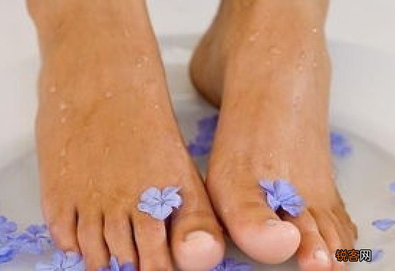 女人经常泡脚对子宫好吗
