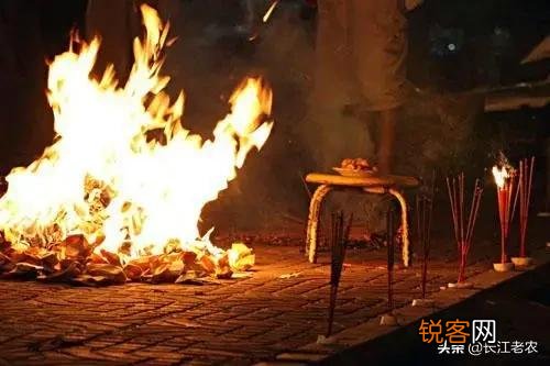 中元节是七月十五,为什么很多农村地区七月十四就“烧包”祭祖了呢？