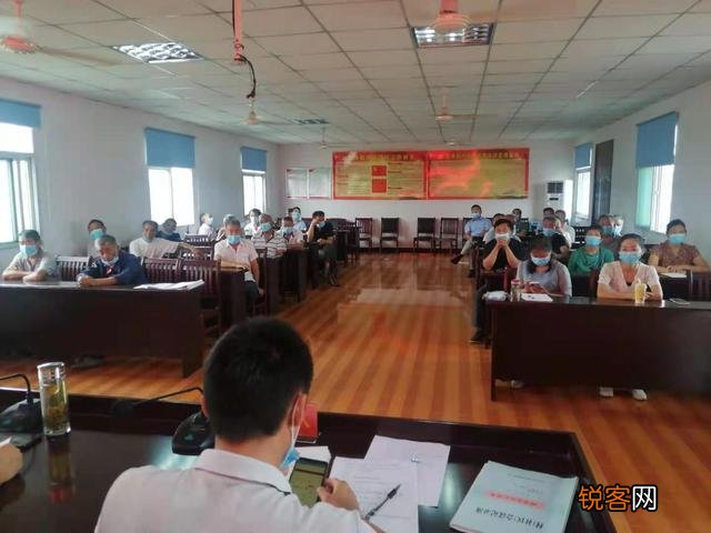 在农村当基层村干部每月能给发多少工资？