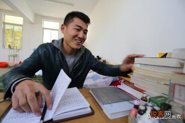 在农村当基层村干部每月能给发多少工资？