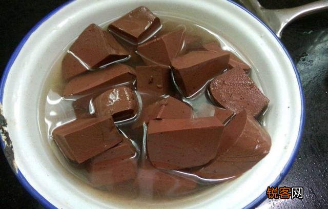 以前的猪血一夹就碎,现在的猪血不易碎而且口感很嫩,真的能吃吗？