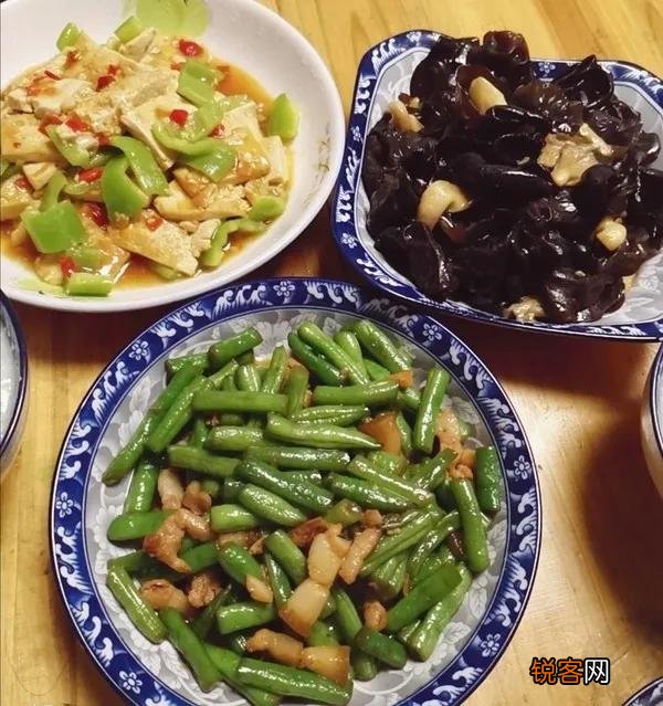 我妈和媳妇天天不上班,在家谁也不做饭,天天等我下班买菜做饭怎么办？