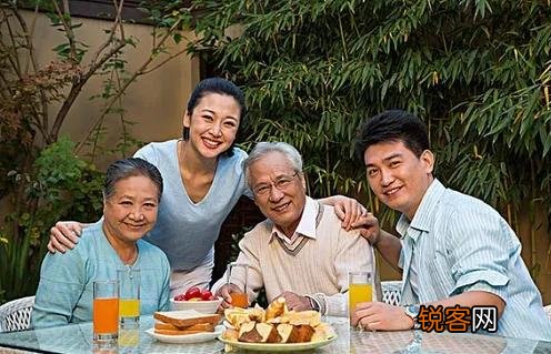 我妈和媳妇天天不上班,在家谁也不做饭,天天等我下班买菜做饭怎么办？