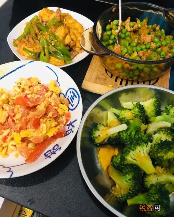 我妈和媳妇天天不上班,在家谁也不做饭,天天等我下班买菜做饭怎么办？