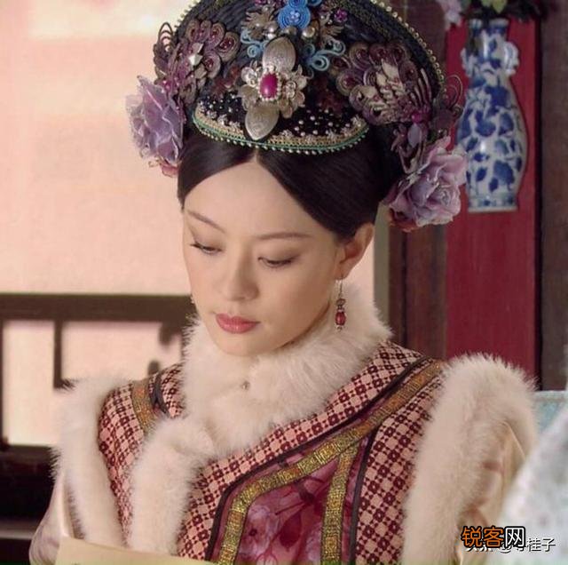 《甄嬛传》中,新进秀女首次觐见皇后,为何只有甄嬛不梳旗头？