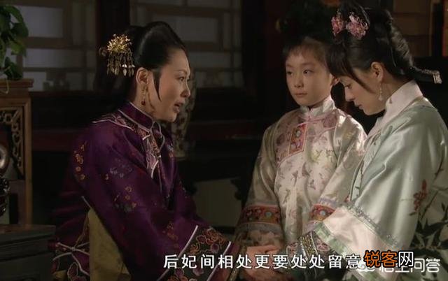 《甄嬛传》中,新进秀女首次觐见皇后,为何只有甄嬛不梳旗头？