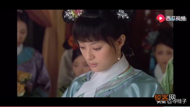 《甄嬛传》中,新进秀女首次觐见皇后,为何只有甄嬛不梳旗头？