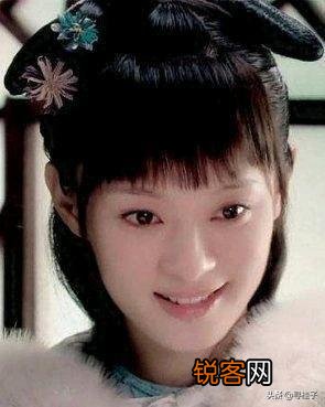 《甄嬛传》中,新进秀女首次觐见皇后,为何只有甄嬛不梳旗头？