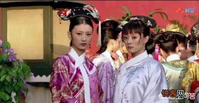 《甄嬛传》中,新进秀女首次觐见皇后,为何只有甄嬛不梳旗头？