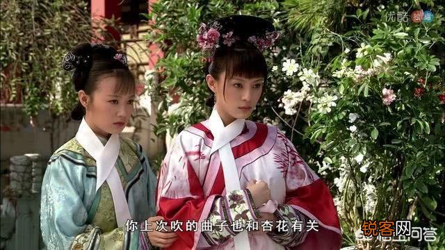 《甄嬛传》中,新进秀女首次觐见皇后,为何只有甄嬛不梳旗头？