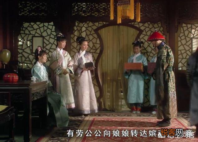 《甄嬛传》中,新进秀女首次觐见皇后,为何只有甄嬛不梳旗头？