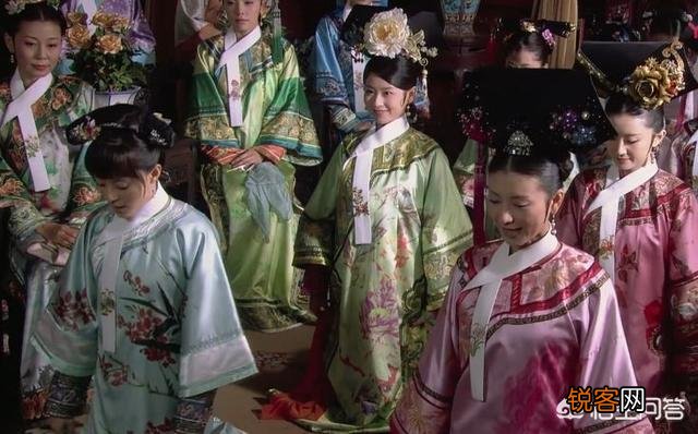 《甄嬛传》中,新进秀女首次觐见皇后,为何只有甄嬛不梳旗头？