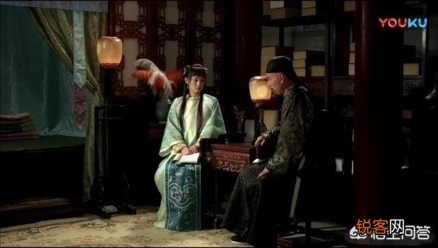 《甄嬛传》中,新进秀女首次觐见皇后,为何只有甄嬛不梳旗头？