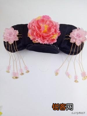 《甄嬛传》中,新进秀女首次觐见皇后,为何只有甄嬛不梳旗头？