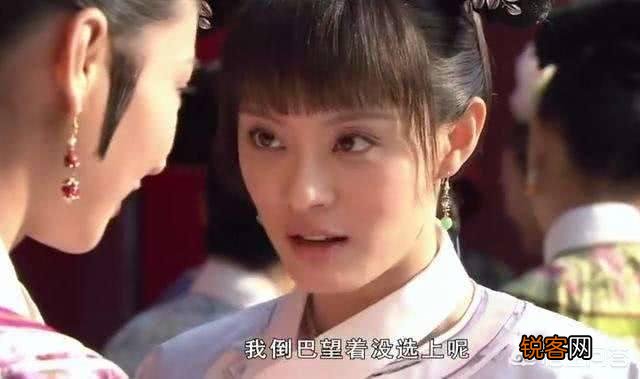 《甄嬛传》中,新进秀女首次觐见皇后,为何只有甄嬛不梳旗头？