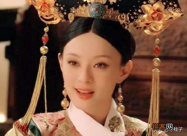 《甄嬛传》中,新进秀女首次觐见皇后,为何只有甄嬛不梳旗头？