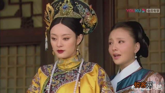 《甄嬛传》中,新进秀女首次觐见皇后,为何只有甄嬛不梳旗头？