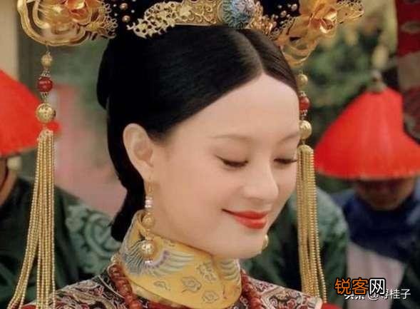 《甄嬛传》中,新进秀女首次觐见皇后,为何只有甄嬛不梳旗头？