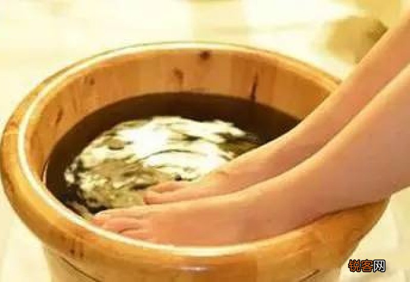 艾叶泡脚脚变黑的原因