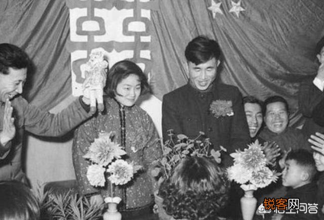 70年代的十块钱在饭店能吃些什么？