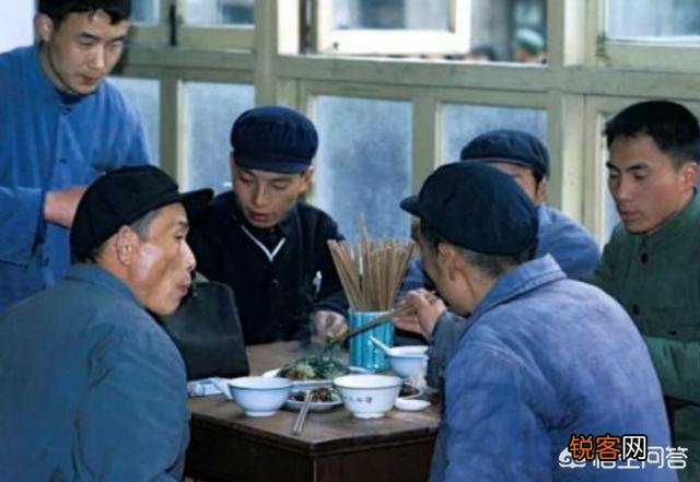 70年代的十块钱在饭店能吃些什么？