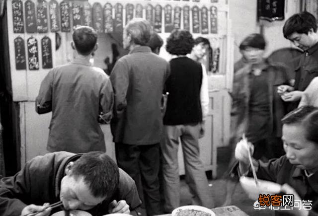 70年代的十块钱在饭店能吃些什么？
