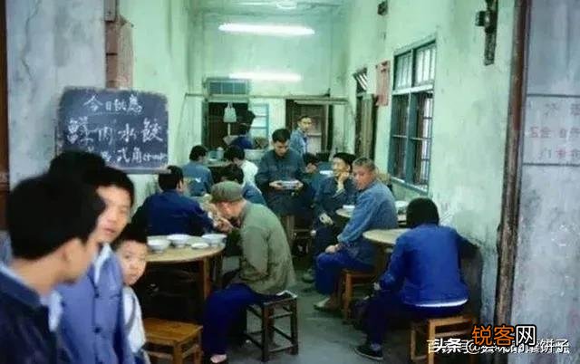 70年代的十块钱在饭店能吃些什么？