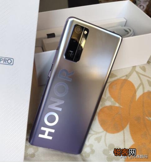 手机小白,想换一部能用3年的手机,荣耀30pro跟华为p40推荐哪款呢？