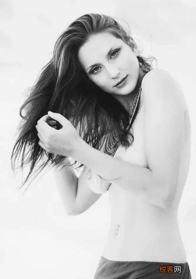 人体油画和人体素描在你眼里哪个更有艺术性？