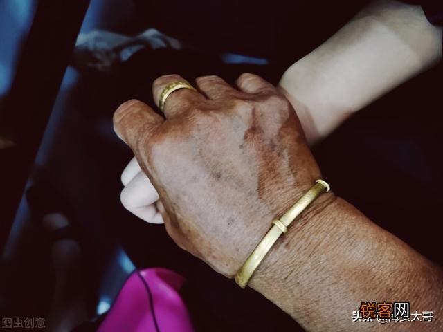 老年人去世,身上带的金银首饰取下来好,还是随老人一起火化好？