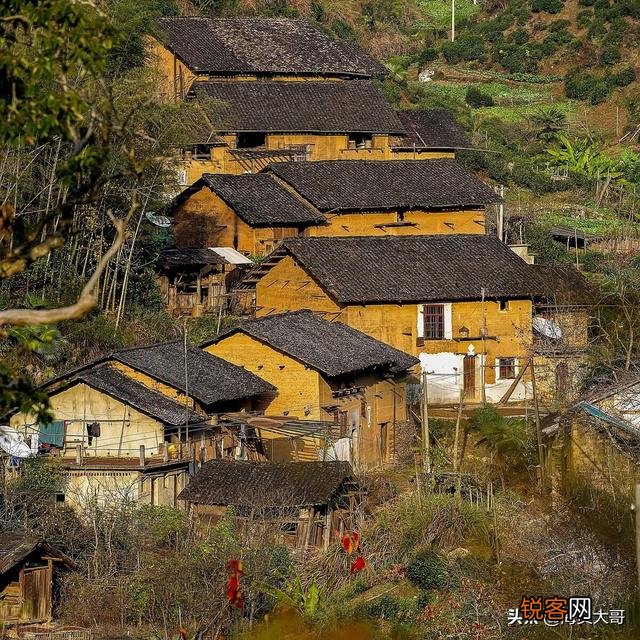 老年人去世,身上带的金银首饰取下来好,还是随老人一起火化好？