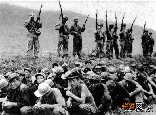 二战时美军抓到日本战俘后曾要求其脱光衣服是什么原因？