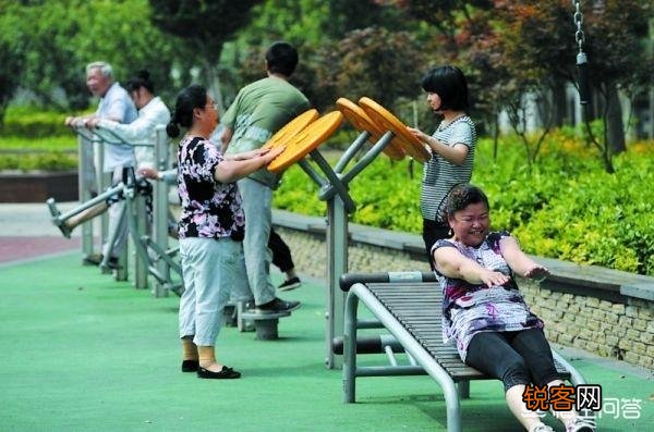 在小区里开小卖部收快递赚钱吗？