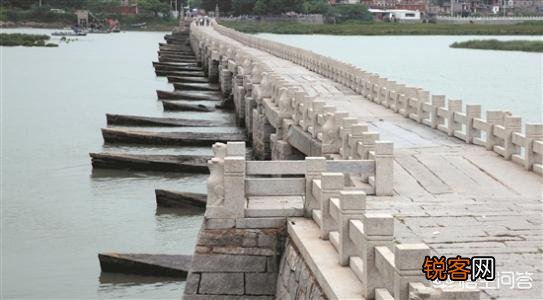 “站着好像东西塔,倒着好像洛阳桥”是什么意思？