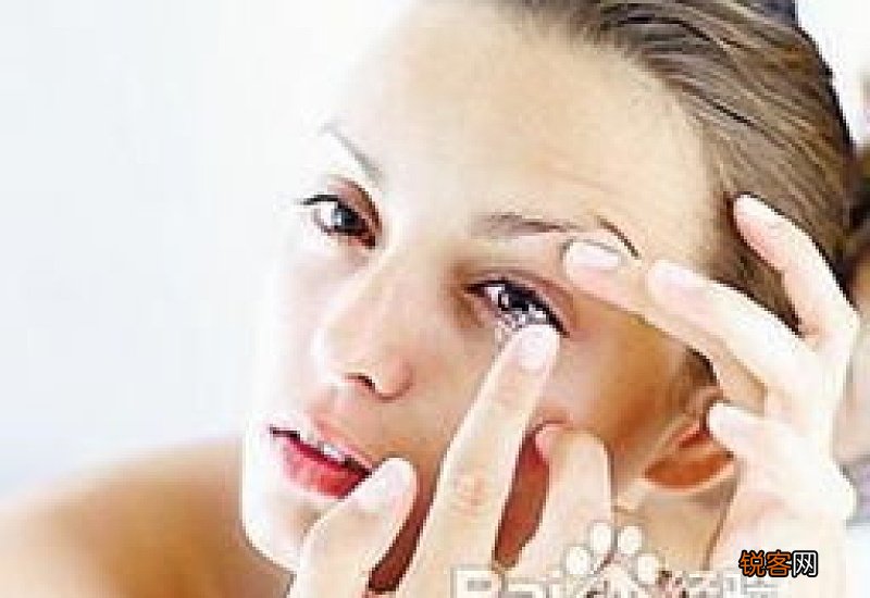 怎么摘隐形眼镜