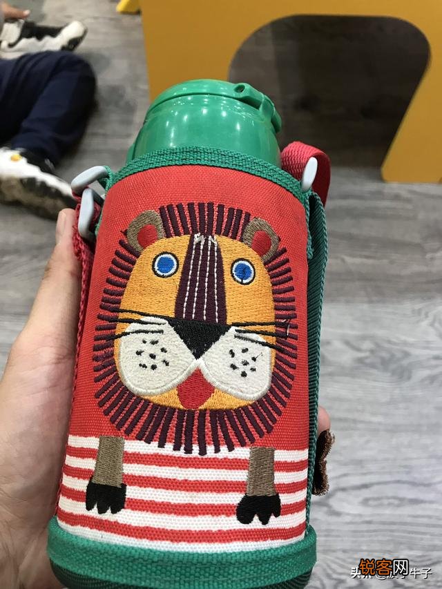 天气冷了,给孩子买个保温杯,有没有方便孩子随身带着的,好看,质量好一点的？